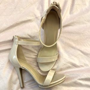 Nude heels / pumps